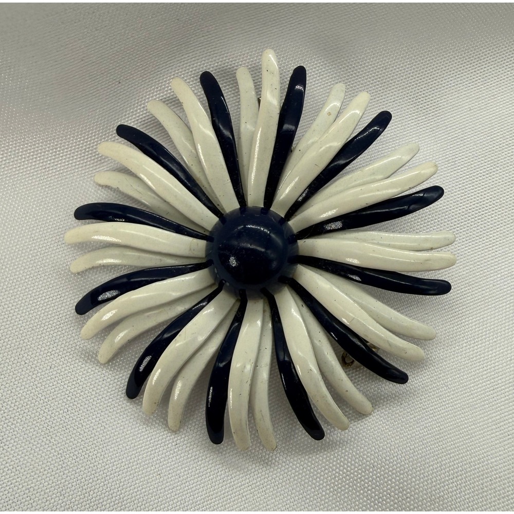 Vintage‎ Navy Blue White Enamel Daisy Flower Brooch Pin 60s Retro Mod Style